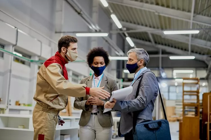 Trabalhador Masculino E Gerentes De Fabrica De Madeira Passando Por Relatorios Durante A Pandemia De Coronavirus 637285 11854